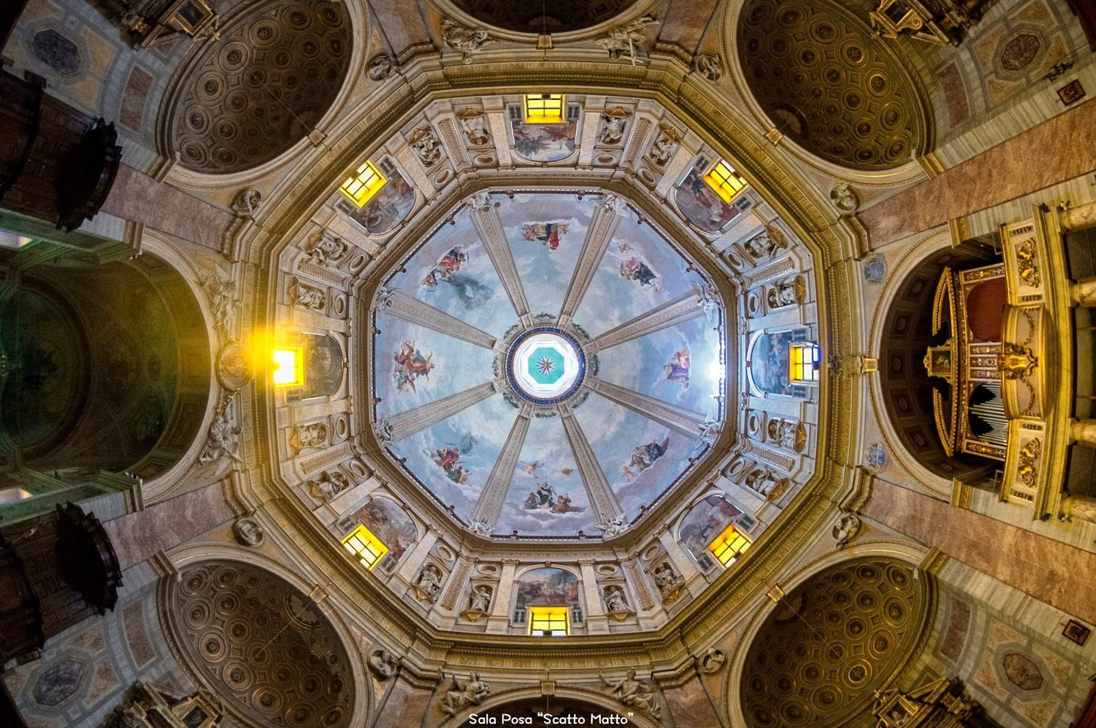 Interno della Cattedrale di Santa Margherita con la cupola affrescata vista dal basso