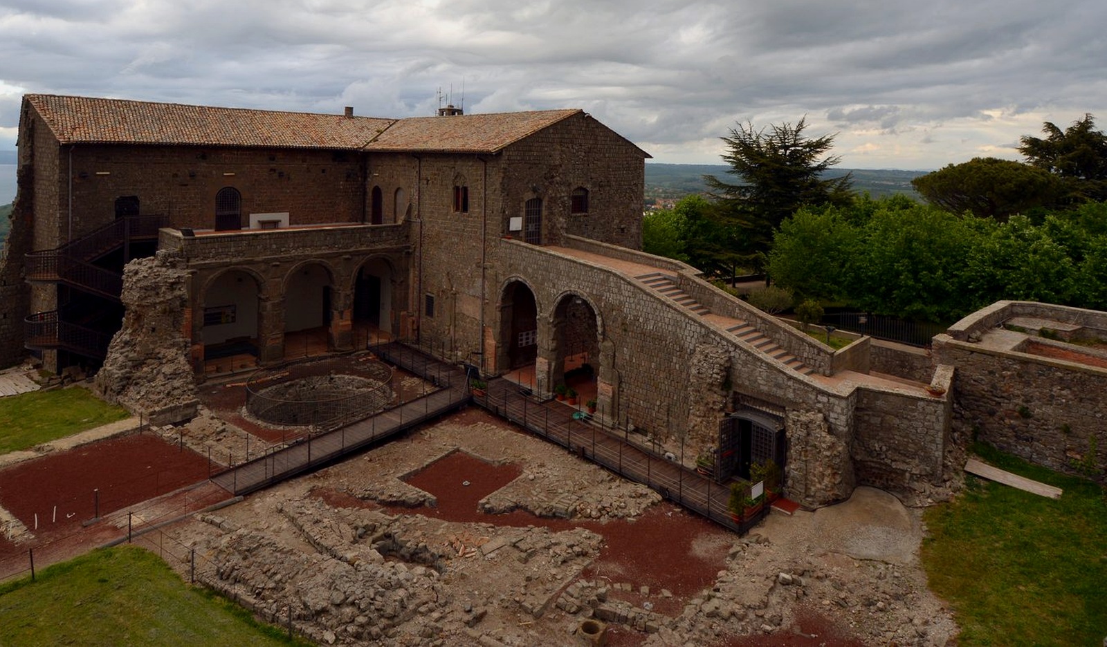Lago di Bolsena in luce più fredda visto da Montefiascone