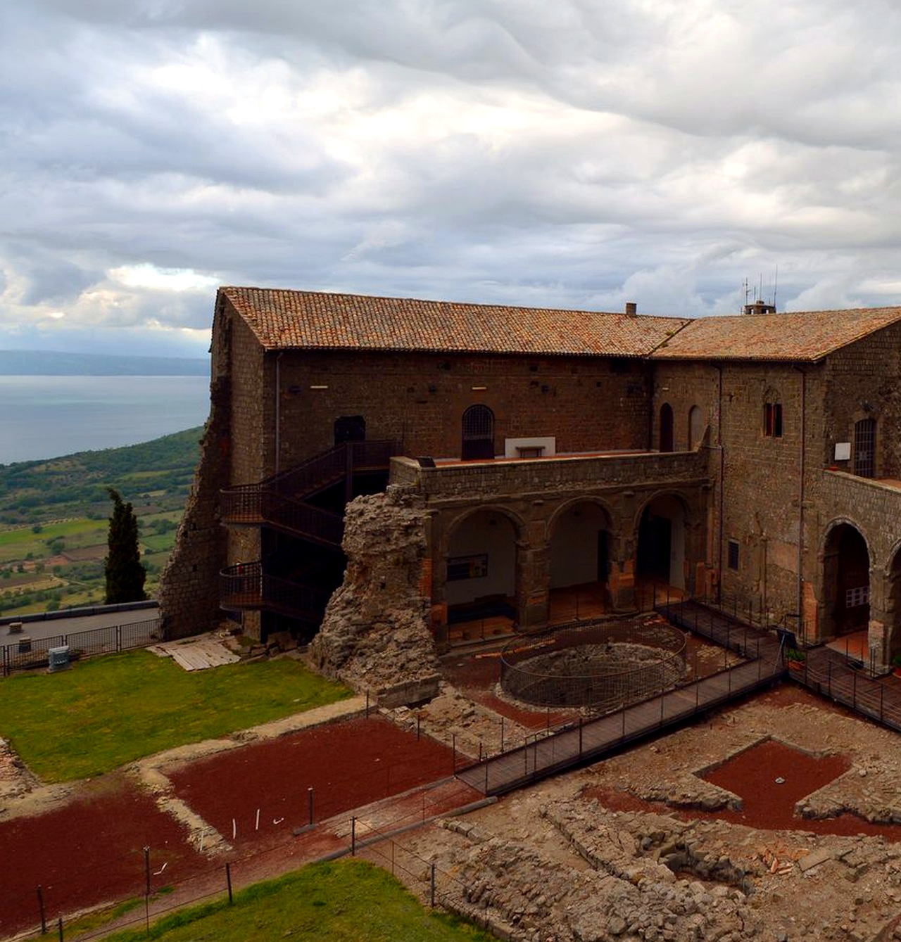 Dettaglio architettonico con toni caldi del tufo a Montefiascone